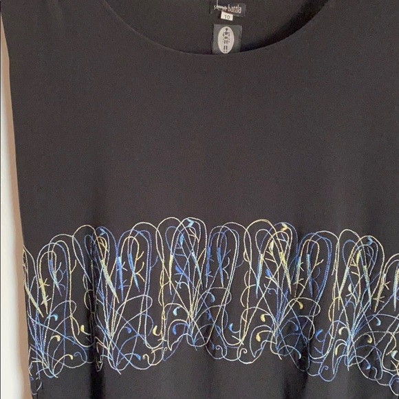 Designer  tunic with unique embroidery - Picture 2 of 3